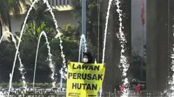 Aksinya Sempat Sita Perhatian, Aktivis Greenpeace Mulai Evakuasi Diri usai Bentangkan Spanduk Kritik di Bundaran HI