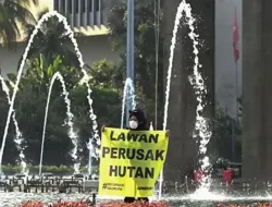 Aksinya Sempat Sita Perhatian, Aktivis Greenpeace Mulai Evakuasi Diri usai Bentangkan Spanduk Kritik di Bundaran HI